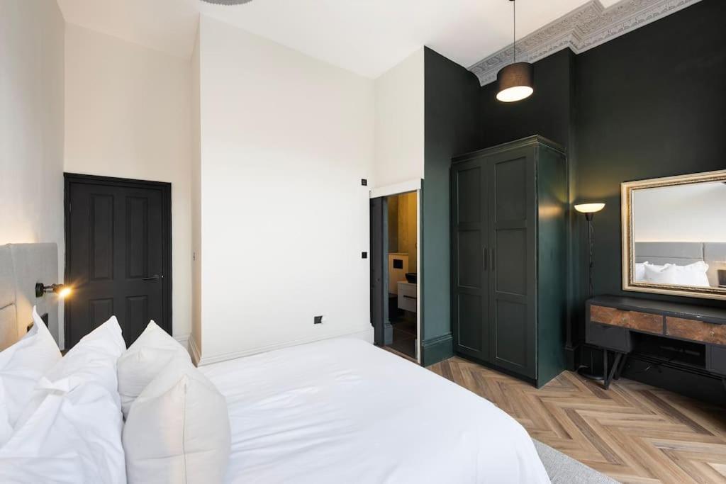 High End Free Parking Wifi Balcony Ensuite 切尔滕纳姆 外观 照片